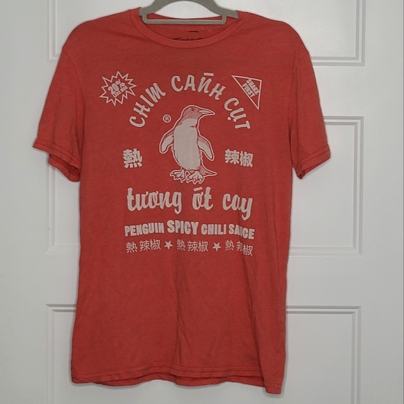 Urban Outfitters Mens Medium Penguin Spicy Chili Sauce Tshirt - Picture 1 of 3